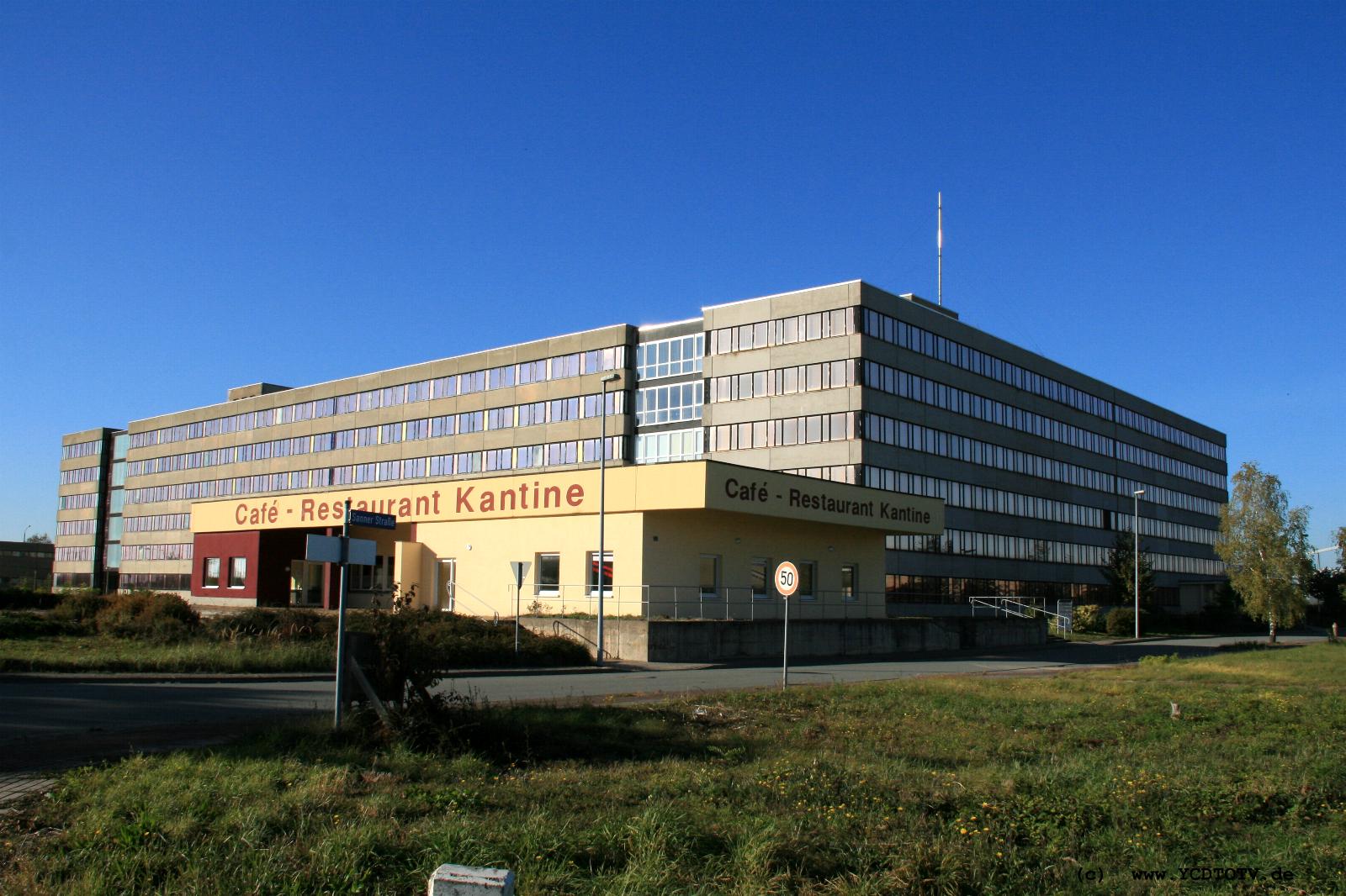Eingangszentrum links Mehrzweckgebäude III, rechts Funktionsgebäude, davor Eingangsgebäude Ost