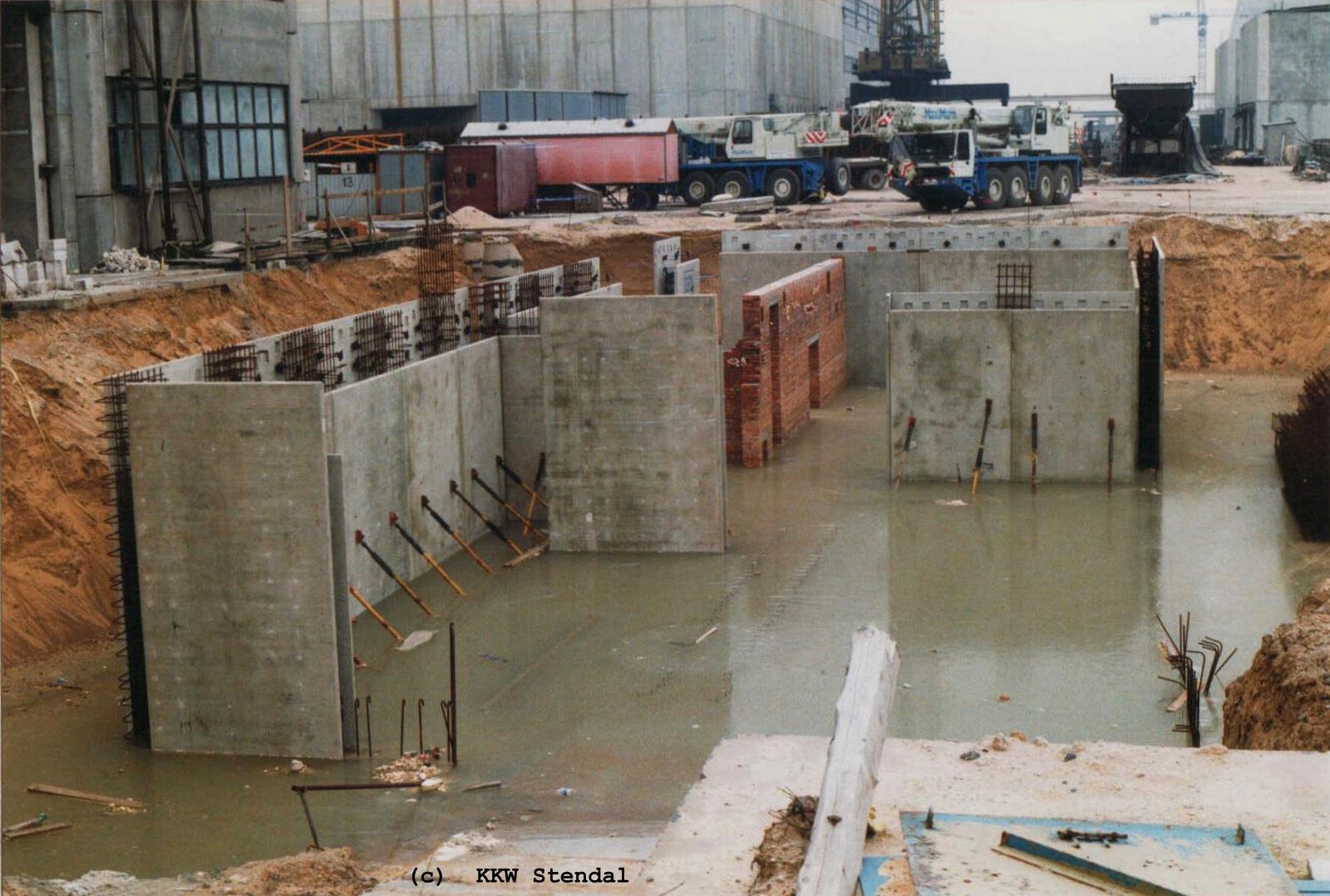  KKW Stendal, Baustelle 1990, SS Strahlenschutzberwachungsgebude, Baugrube
 Kellergescho 