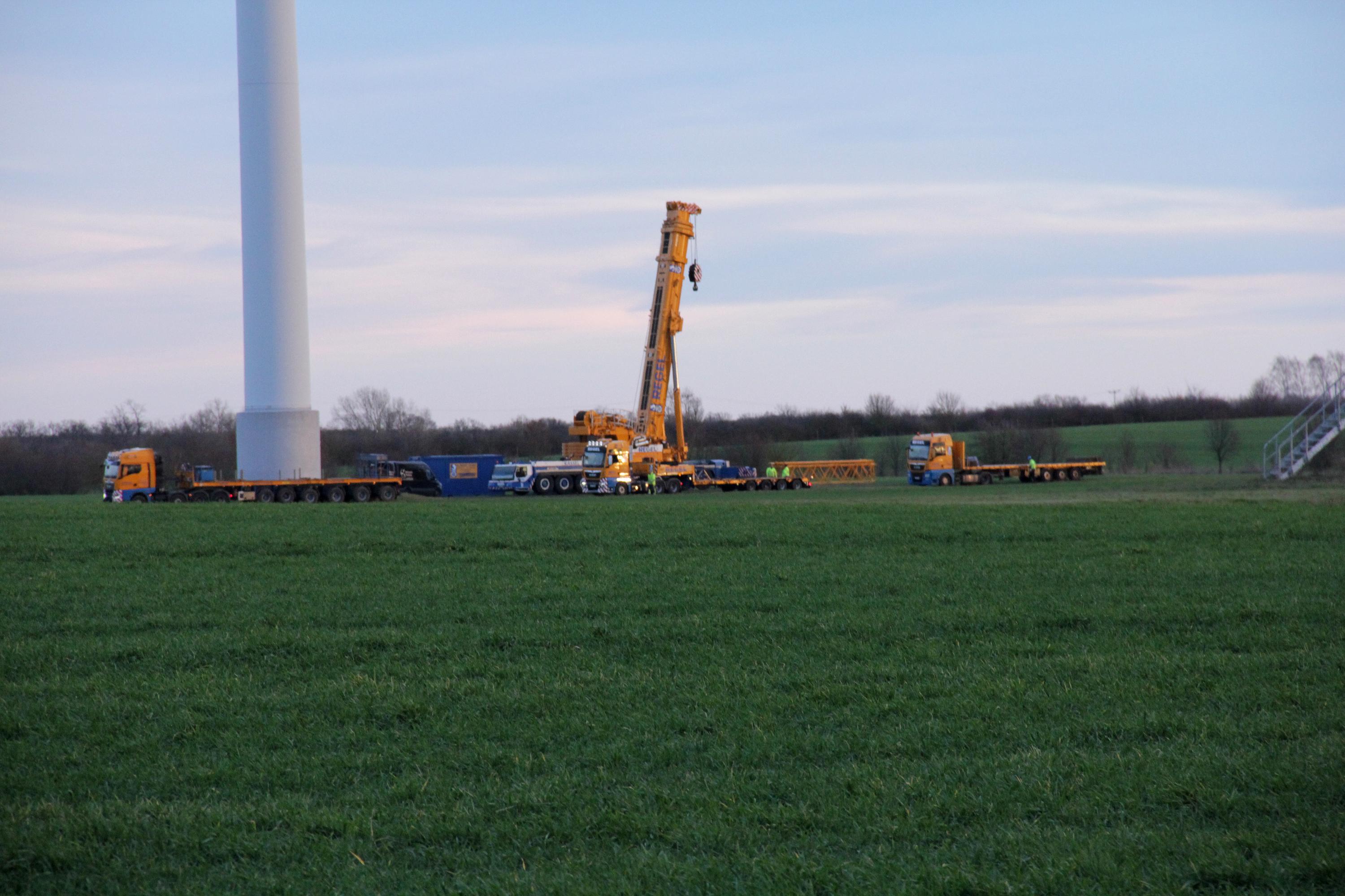 Reparatur Windrder im Windpark Arneburg/Elbe 01/2023,
  Kraneinsatz, 