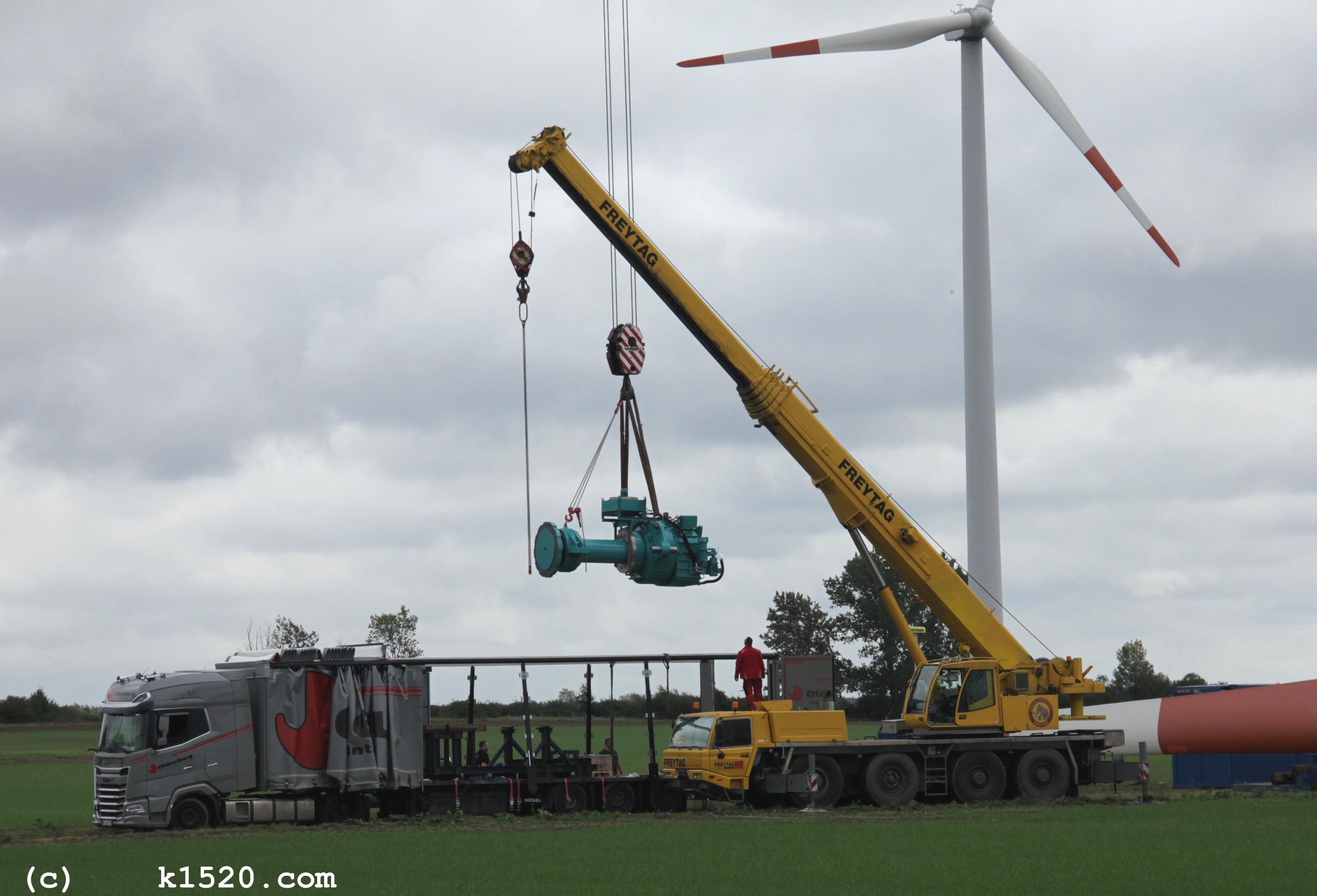 Reparatur Windrder im Windpark Arneburg/Elbe 10/2023,
  Kraneinsatz, 